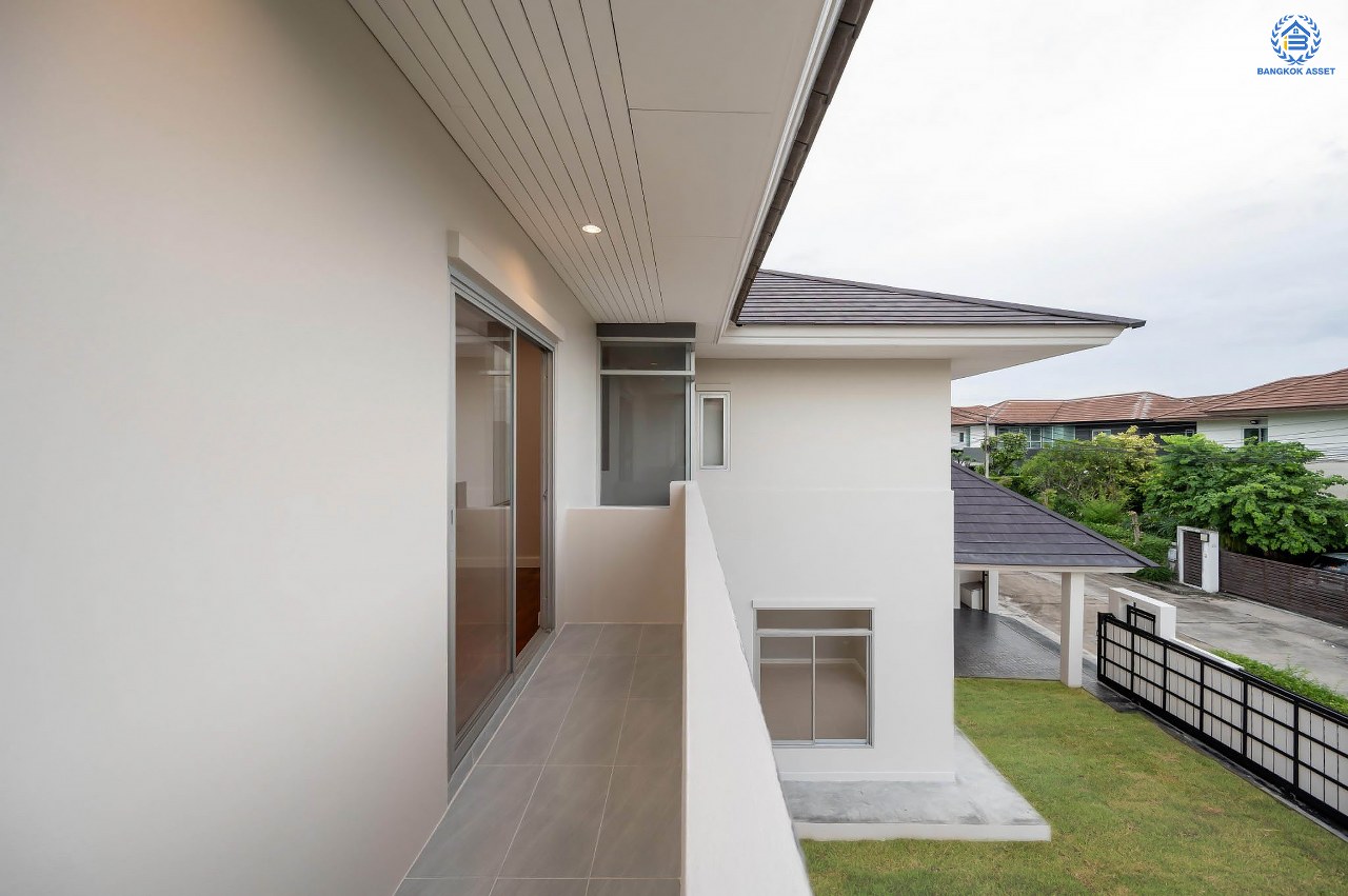 บ้านมือสองตกแต่งใหม่ โครงการ เดอะเวอรีเดียนโฮม กาญจนาภิเษก เนื้อที่กว้าง 86 ตร.ว. ฟังก์ชัน 3 ห้องนอน 3 ห้องน้ำ 1 ห้องอเนกประสงค์ 1 ห้องแม่บ้าน จอดรถได้ 4 จอด บนทำเลดี เชื่อมต่อถนนรัตนาธิเบศร์ ถนนนครอินทร์ ถนนกาญจนาภิเษก ใกล้รถไฟฟ้าสายสีม่วง "สถานีตลาดบางใหญ่" และจุดขึ้นทางด่วน "ศรีรัช"...